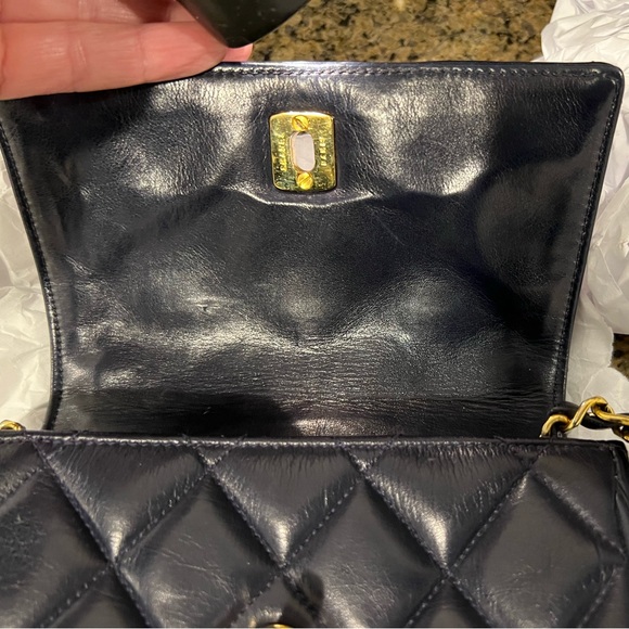 CHANEL Vintage Classic quilted lambskin navy handbag. Circa 1989-1991 - Picture 12 of 16